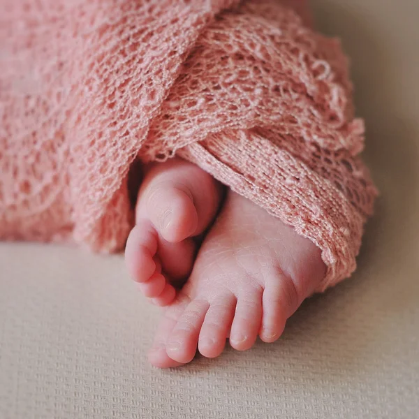 Carino neonato piedi bambino — Foto Stock