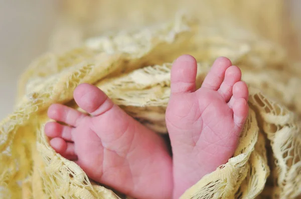 Weiche neugeborene Babyfüße — Stockfoto