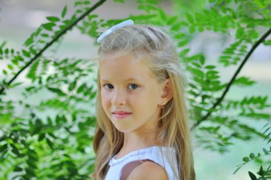 sevimli küçük kız açık havada