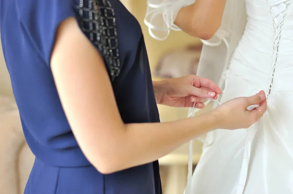 Невеста одевается — стоковое фото