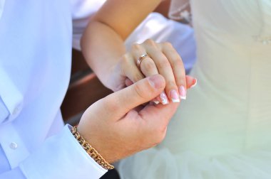 Gelin ve damat el ele tutuşuyorlar.