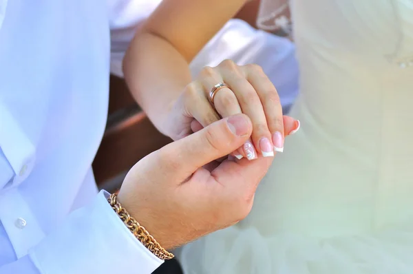 Mariée et marié tenant la main — Photo