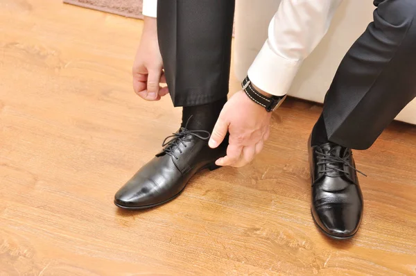 Wizerunek biznesmena zakładanie stylowe buty. — Zdjęcie stockowe