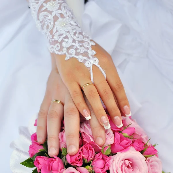 Gros plan d'une mariée et d'un marié tenant la main — Photo