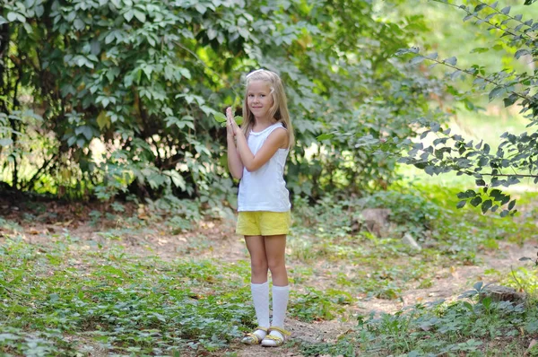 Porträtt av en 7 år gammal flicka. — Stockfoto