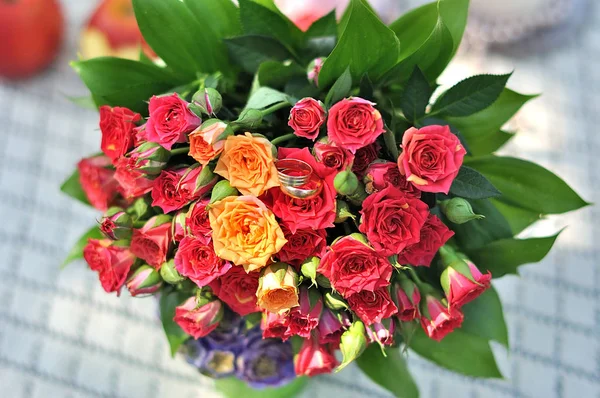 Güzel beyaz düğün buketi