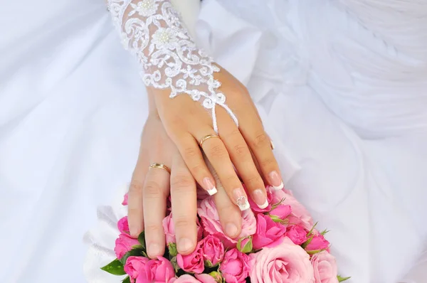 Bride and groom holding hands — Stock Photo, Image