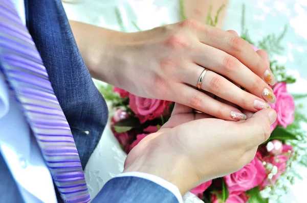 Gelin ve damat el ele tutuşuyorlar.