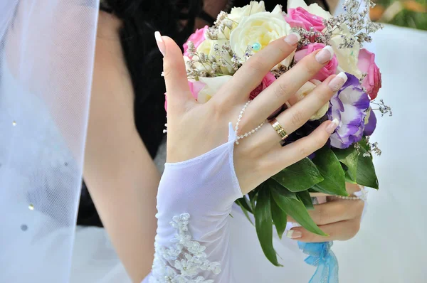 Pengantin cantik dengan buket pernikahan — Stok Foto