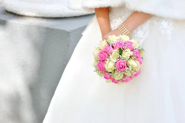 Belle mariée avec bouquet de mariage — Photo