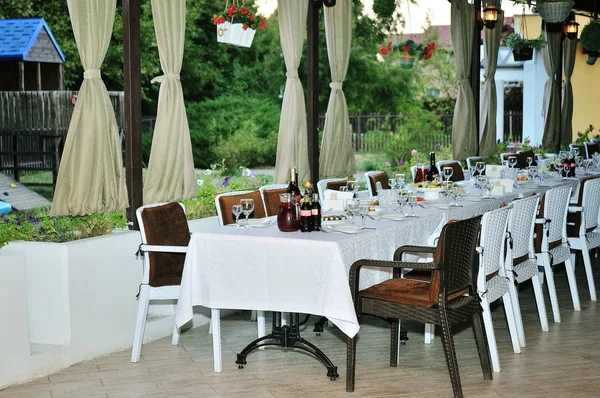 Café interieur met houten meubelen, verlichtingsartikelen en decoratie. — Stockfoto