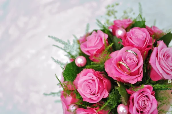 Bella sposa con bouquet da sposa — Foto Stock