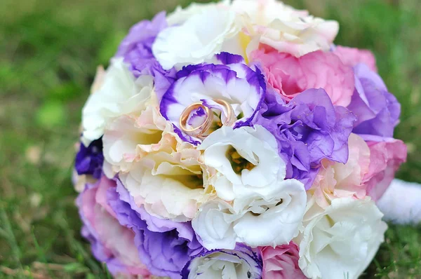 大きな結婚式の準備の花の美しい花束 — ストック写真