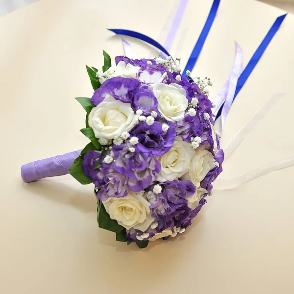 Hermoso ramo de flores listo para la gran ceremonia de boda — Foto de Stock