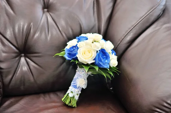Bellissimo bouquet di fiori pronti per la grande cerimonia nuziale — Foto Stock