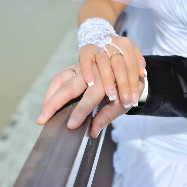 Γαμπρός κρατά ένα χέρι της νύφης — Φωτογραφία Αρχείου