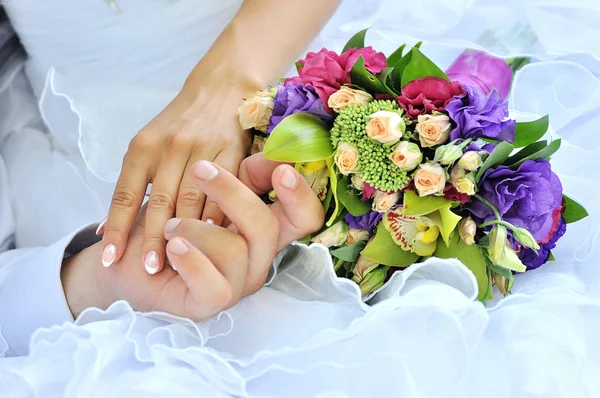 Brudgummen håller en brud hand — Stockfoto