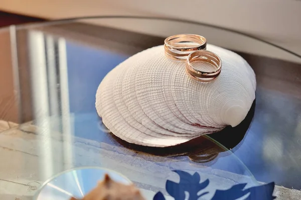 Dva zlaté svatební prsteny — Stock fotografie