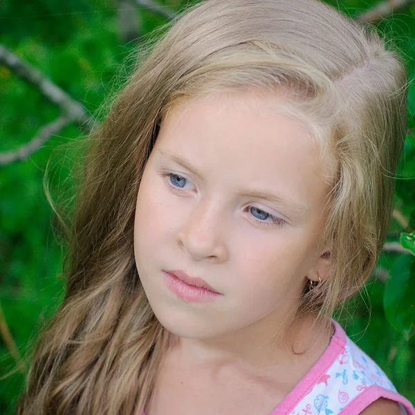 Retrato de una bonita niña de 8 años — Foto de Stock