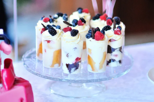 Mini cakes with fresh berries — Stock Photo, Image