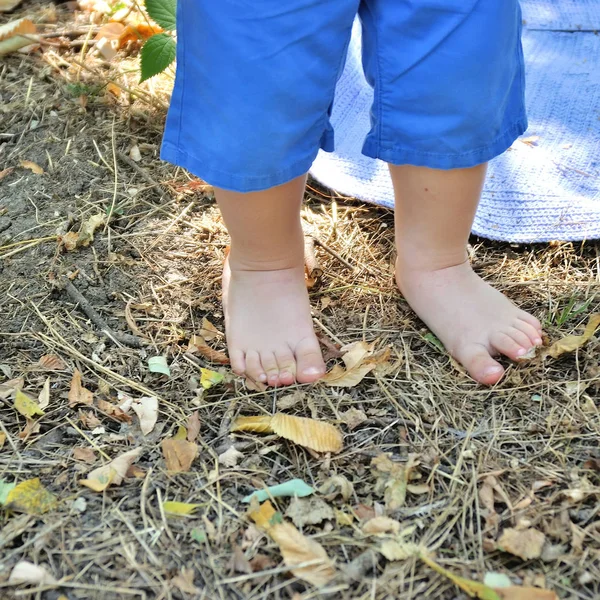 Dětské nohy. okouzlující malé nohy — Stock fotografie