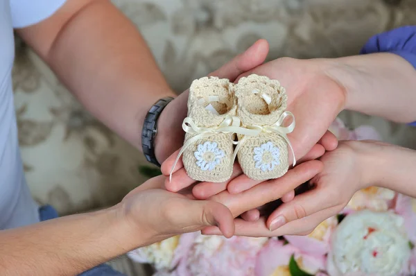 Ouders houden baby slofjes. — Stockfoto