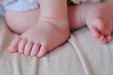 Küçük yeni doğan bebeğin ayakları