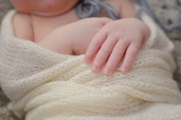 Hand av en liten baby — Stockfoto