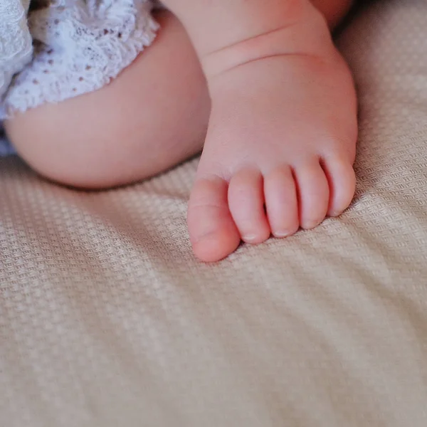 Piccoli piedi del bambino primo piano — Foto Stock