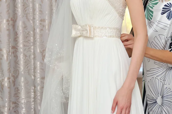 Bruiloft. Bruid in mooie jurk — Stockfoto