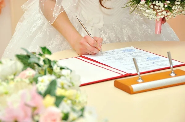 Casamento. Noiva em vestido bonito — Fotografia de Stock