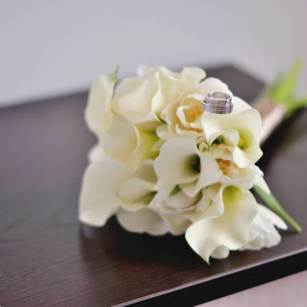 Свадебный букет белых цветов — стоковое фото