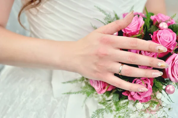 Bouquet dans les mains — Photo