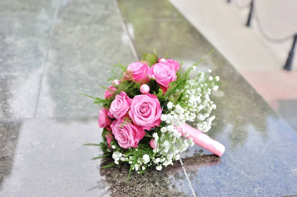 Svatební kytice na elegantní pozadí — Stock fotografie
