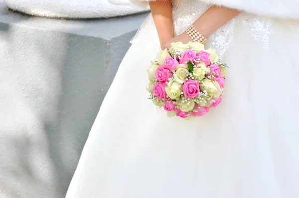 Невеста держит букет. — стоковое фото