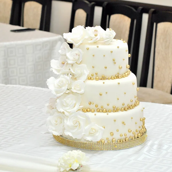 Wedding cake with roses — Stock Photo, Image