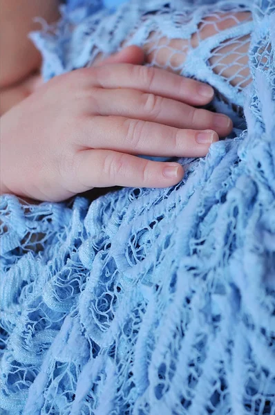 Baby ruku na posteli, detail — Stock fotografie