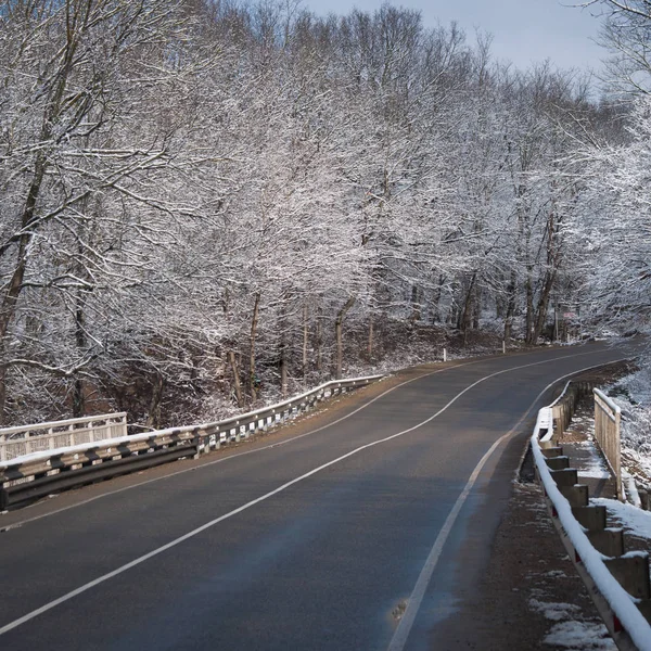 Paisagem de inverno com uma margem de rio coberta de neve , — Fotografia de Stock