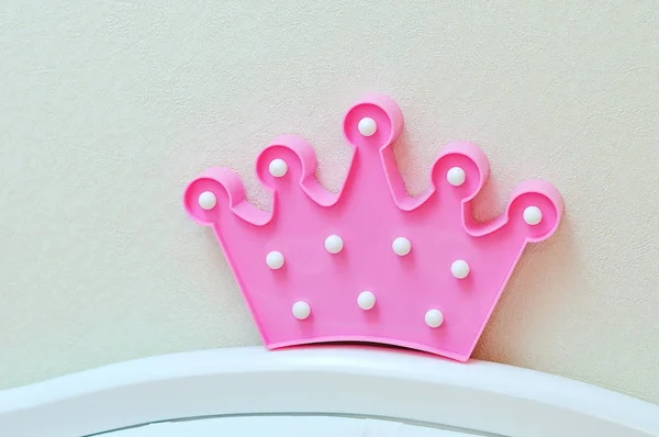 Розовая корона для новорожденного — стоковое фото