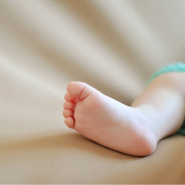 Primer plano de los pies del bebé recién nacido —  Fotos de Stock