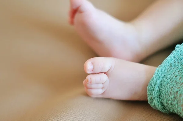 Un primo piano dei piedi del bambino . — Foto Stock