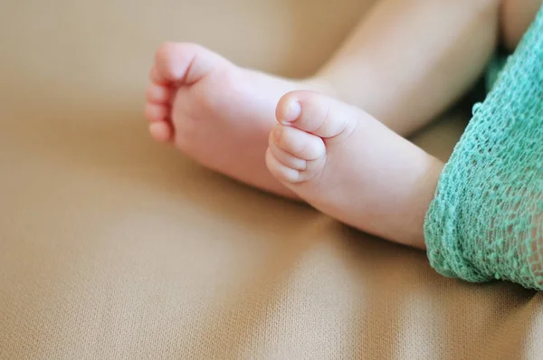 Um close-up de pequenos pés de bebê — Fotografia de Stock