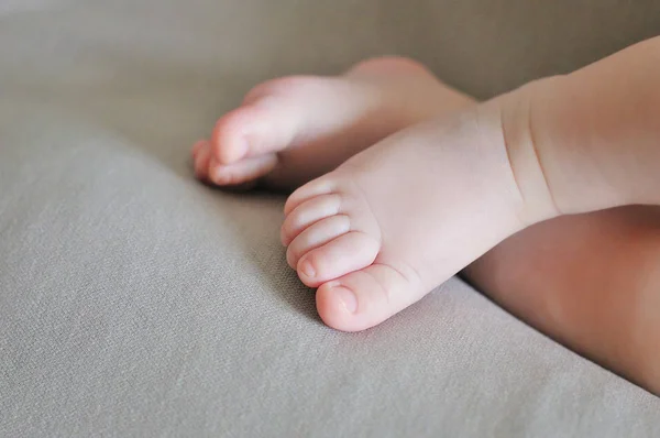 Nahaufnahme neugeborener Babyfüße — Stockfoto