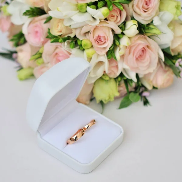 Wedding bouquet and rings. — Stock Photo, Image