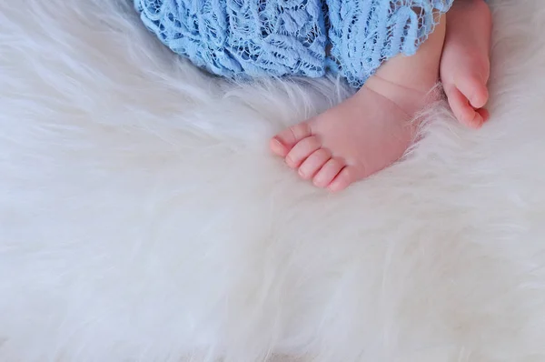 Imagen de cerca de los pies del bebé recién nacido — Foto de Stock