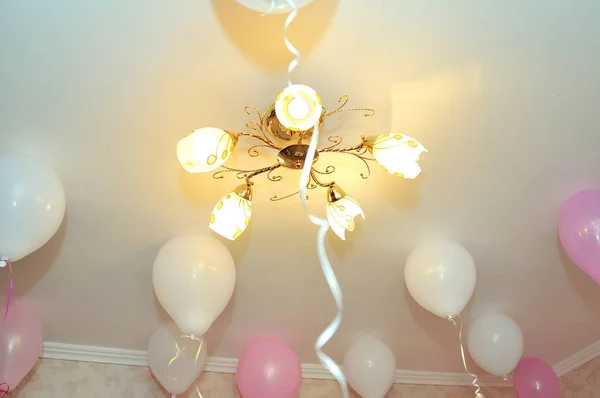 Kleurrijke ballonnen drijvende — Stockfoto