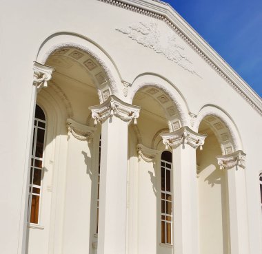 içeren sütunlar oluşturma