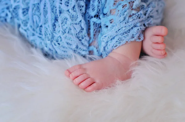 Eine Nahaufnahme von winzigen Babyfüßen — Stockfoto