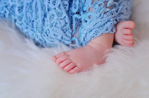 Un gros plan de petits pieds de bébé — Photo