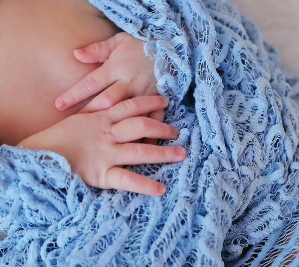 Mão de um bebé. Bebê recém-nascido — Fotografia de Stock